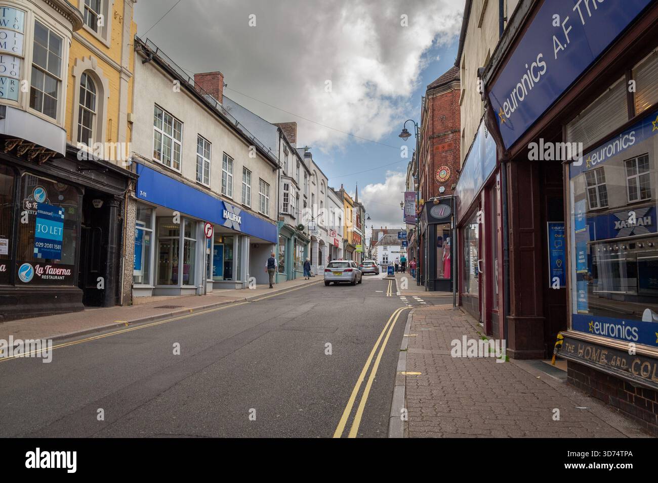 Monmouth, Großbritannien, 16. Juni 2025: Monnow Street, Haupteinkaufsviertel im Stadtzentrum. Stockfoto