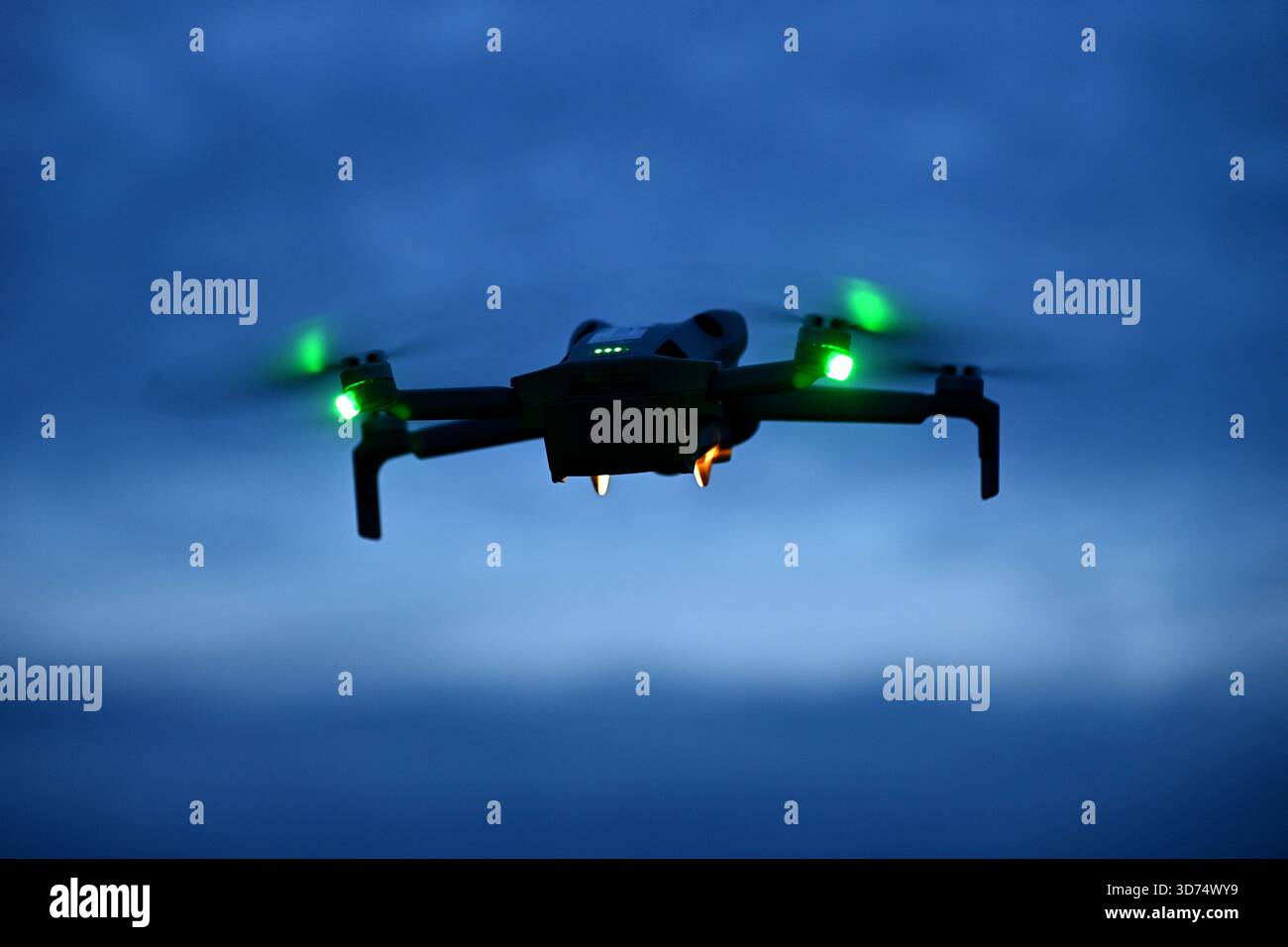Themenfoto: Drohnen stören zunehmend die Sicherheit deutscher Flughäfen und Kasernen. Drohne im Flug. ?SVEN SIMON Photo Agency GmbH & Co. Pressefoto KG # Prinzess-Luise-Str. 41 # 45479 Mühlheim / Ruhr # Tel. 0208/9413250 # Fax. 0208/9413260 # GLS-Verbot Stockfoto