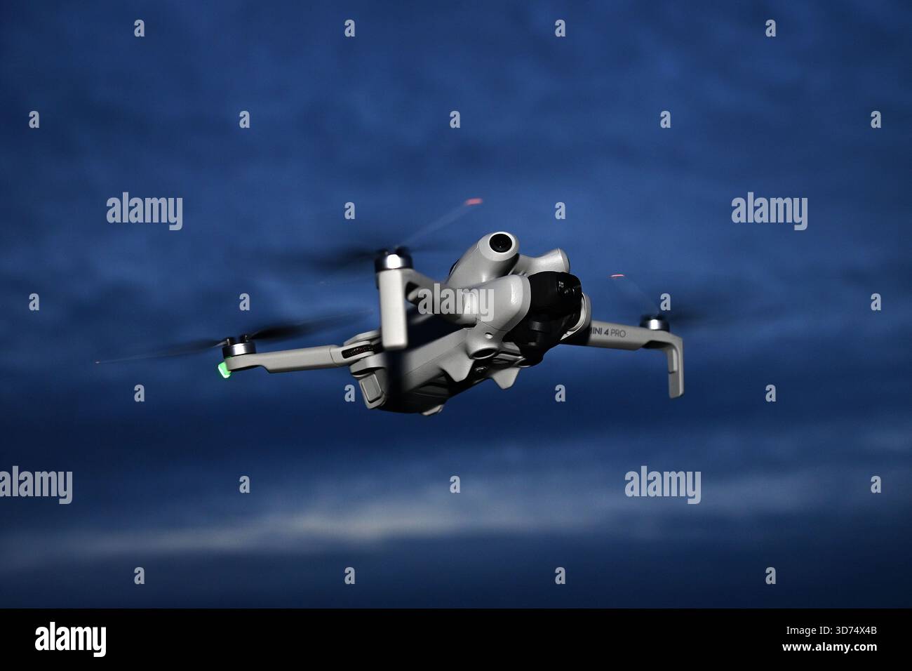 Themenfoto: Drohnen stören zunehmend die Sicherheit deutscher Flughäfen und Kasernen. Drohne im Flug. ?SVEN SIMON Photo Agency GmbH & Co. Pressefoto KG # Prinzess-Luise-Str. 41 # 45479 Mühlheim / Ruhr # Tel. 0208/9413250 # Fax. 0208/9413260 # GLS-Verbot Stockfoto