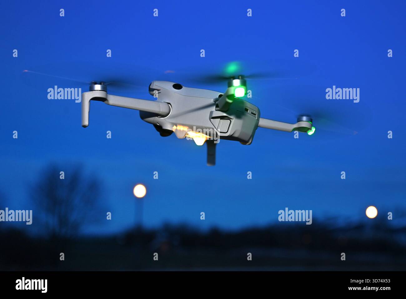 Themenfoto: Drohnen stören zunehmend die Sicherheit deutscher Flughäfen und Militärbasen. Drohne im Flug. ?SVEN SIMON Photo Agency GmbH & Co. Pressefoto KG # Prinzess-Luise-Str. 41 # 45479 Mühlheim / Ruhr # Tel. 0208/9413250 # Fax. 0208/9413260 # G Stockfoto