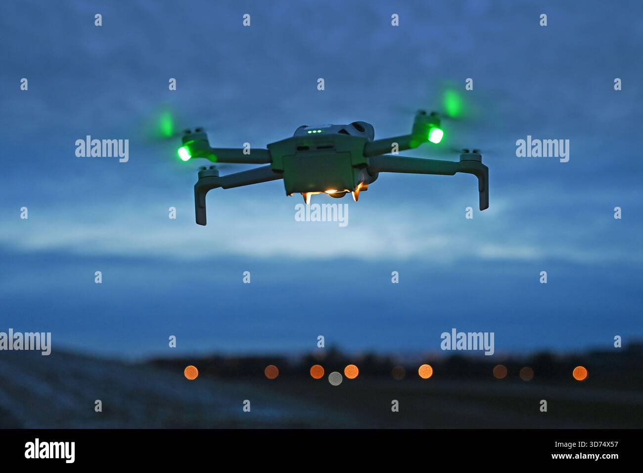 Themenfoto: Drohnen stören zunehmend die Sicherheit deutscher Flughäfen und Kasernen. Drohne im Flug. ?SVEN SIMON Photo Agency GmbH & Co. Pressefoto KG # Prinzess-Luise-Str. 41 # 45479 Mühlheim / Ruhr # Tel. 0208/9413250 # Fax. 0208/9413260 # GLS-Verbot Stockfoto