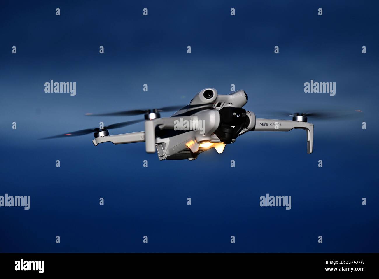 Themenfoto: Drohnen stören zunehmend die Sicherheit deutscher Flughäfen und Militärbasen. Drohne im Flug. ?SVEN SIMON Photo Agency GmbH & Co. Pressefoto KG # Prinzess-Luise-Str. 41 # 45479 Mühlheim / Ruhr # Tel. 0208/9413250 # Fax. 0208/9413260 # G Stockfoto