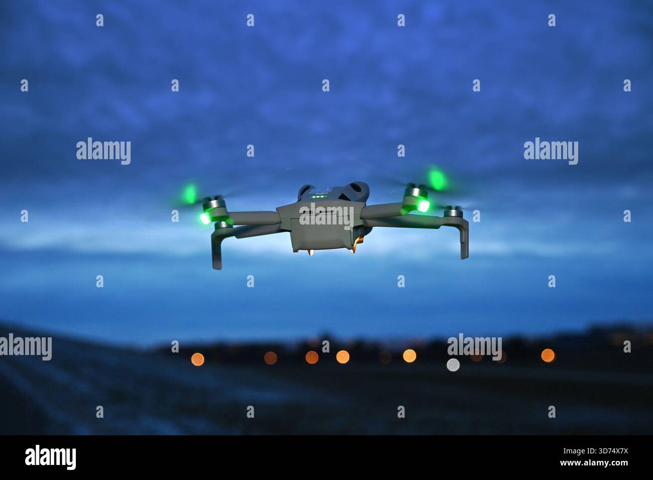 Thematisches Foto: Drohnen stören zunehmend die Sicherheit deutscher Flughäfen und Militärbasen. Drohne im Flug. ?SVEN SIMON Photo Agency GmbH & Co. Pressefoto KG # Prinzess-Luise-Str. 41 # 45479 Mühlheim / Ruhr # Tel. 0208/9413250 # Fax. 0208/9413260 Stockfoto