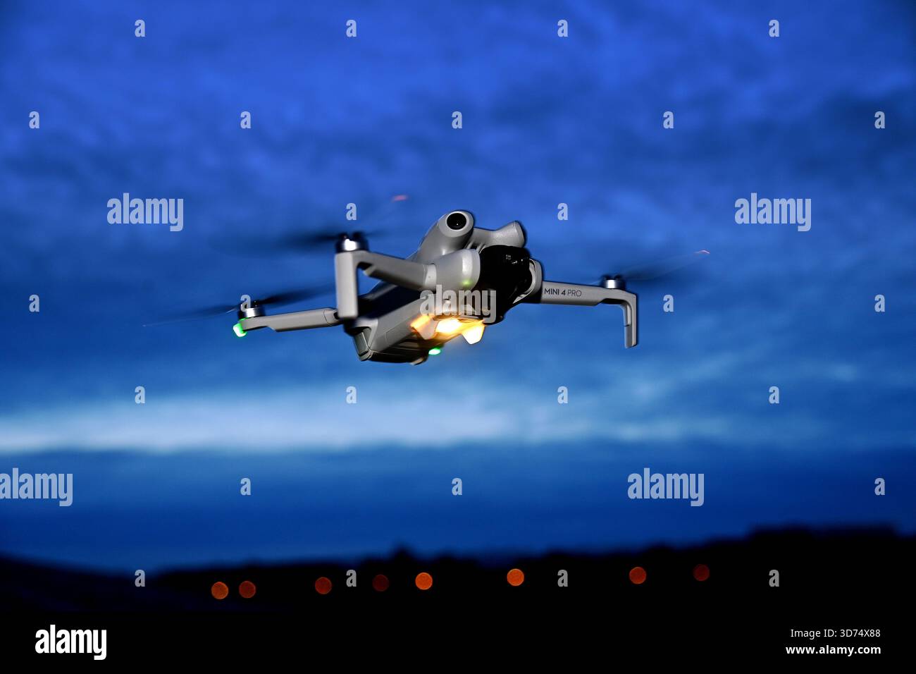 Themenfoto: Drohnen stören zunehmend die Sicherheit deutscher Flughäfen und Kasernen. Drohne im Flug. ?SVEN SIMON Photo Agency GmbH & Co. Pressefoto KG # Prinzess-Luise-Str. 41 # 45479 Mühlheim / Ruhr # Tel. 0208/9413250 # Fax. 0208/9413260 # GLS-Verbot Stockfoto