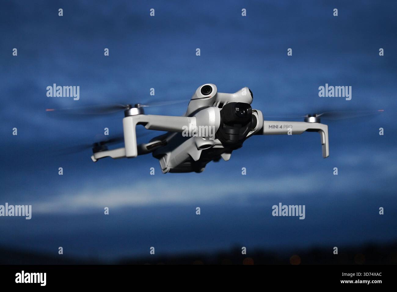 Themenfoto: Drohnen stören zunehmend die Sicherheit deutscher Flughäfen und Kasernen. Drohne im Flug. ?SVEN SIMON Photo Agency GmbH & Co. Pressefoto KG # Prinzess-Luise-Str. 41 # 45479 Mühlheim / Ruhr # Tel. 0208/9413250 # Fax. 0208/9413260 # GLS-Verbot Stockfoto