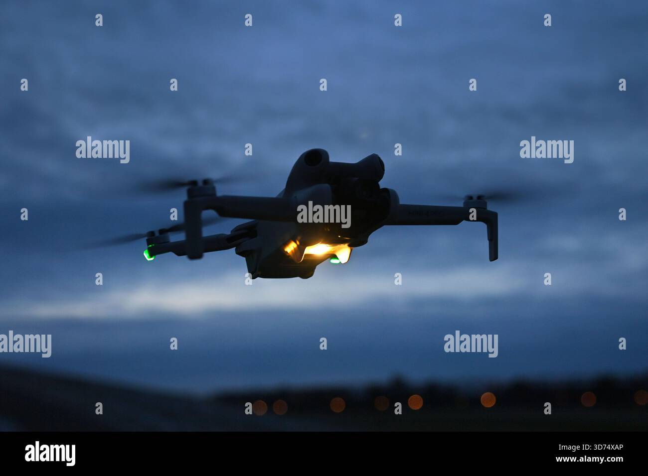 Themenfoto: Drohnen stören zunehmend die Sicherheit deutscher Flughäfen und Kasernen. Drohne im Flug. ?SVEN SIMON Photo Agency GmbH & Co. Pressefoto KG # Prinzess-Luise-Str. 41 # 45479 Mühlheim / Ruhr # Tel. 0208/9413250 # Fax. 0208/9413260 # GLS-Verbot Stockfoto