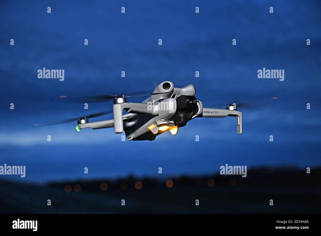 Stockfoto: Drohnen stören zunehmend die Sicherheit deutscher Flughäfen und Kasernen. Drohne im Flug. ?SVEN SIMON Photo Agency GmbH & Co. Pressefoto KG # Prinzess-Luise-Str. 41 # 45479 Mühlheim / Ruhr # Tel. 0208/9413250 # Fax. 0208/9413260 # GLS-Verbot Stockfoto