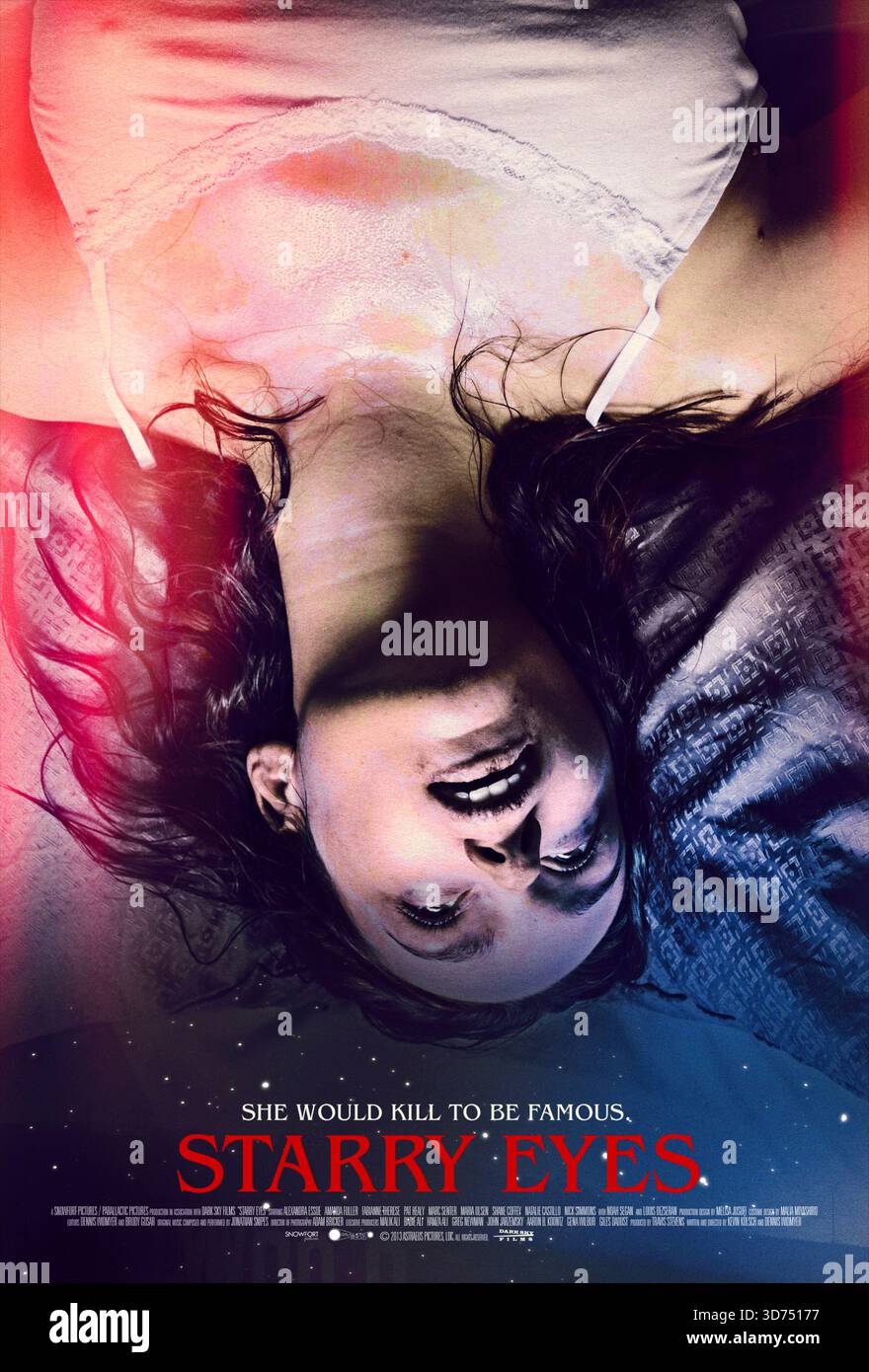 Starry Eyes (2014) von Kevin Kölsch und Dennis Widmyer mit Alexandra Essoe, Amanda Fuller und Noah Segan. Eine verzweifelte Schauspielerin erträgt psychische und physische Schrecken, um in Hollywood den Star zu verfolgen und sich zu entwirren, als sie eine Rolle in einem mysteriösen Film landet. US-Poster NUR FÜR REDAKTIONELLE ZWECKE. Beschreibung: BFA / Dark Sky Films Stockfoto