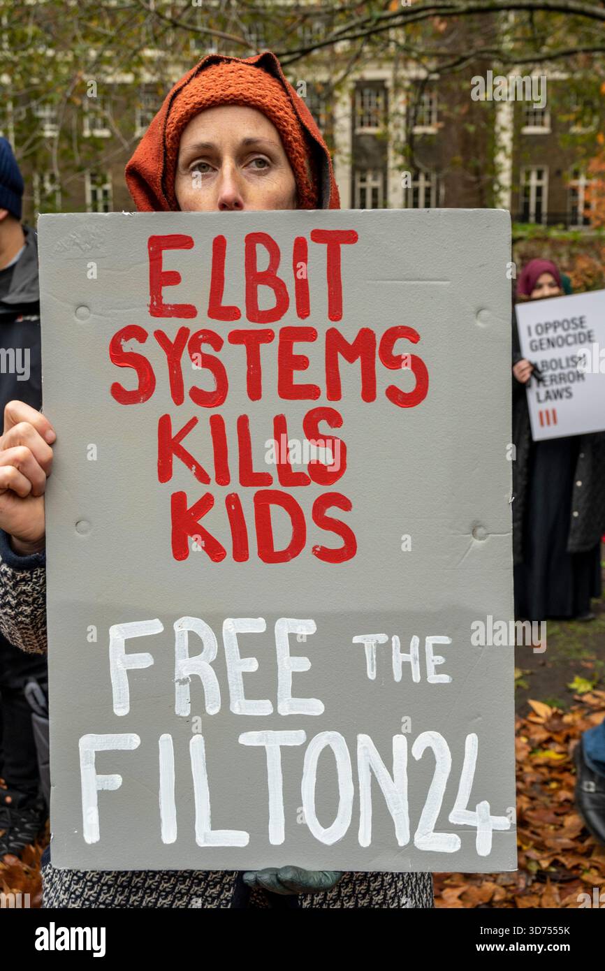 Eine Frau hält ein Schild: "Elbit Systems tötet Kinder." Befreien Sie die Filton 24' aus Protest gegen die Aufhebung des Verbots der Palästinensischen Aktion. London. Stockfoto