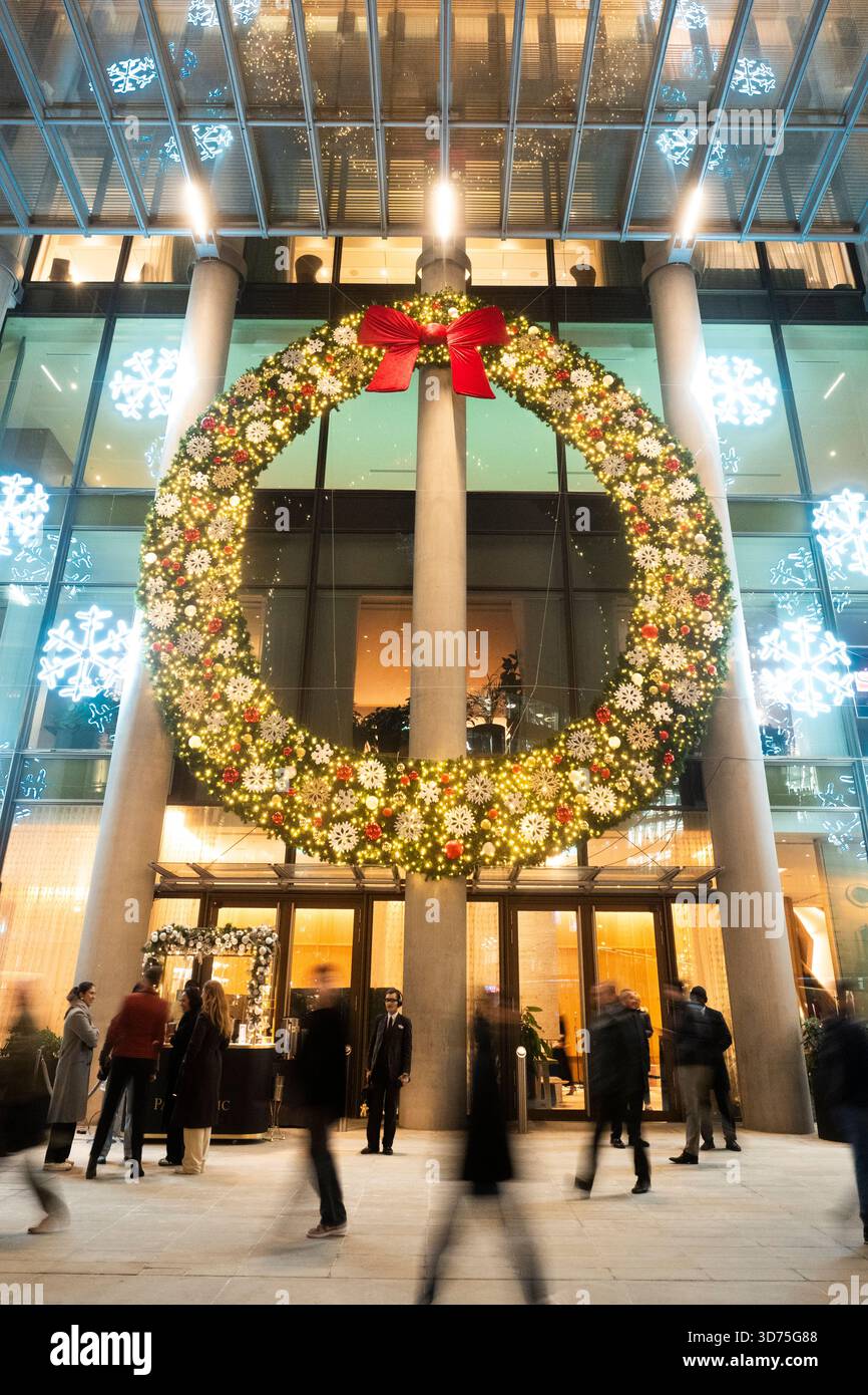 Weihnachtskranz und Schneeflocken zieren den Eingang von Pan Pacific London und heißen Besucher während der Festtage willkommen. Stockfoto