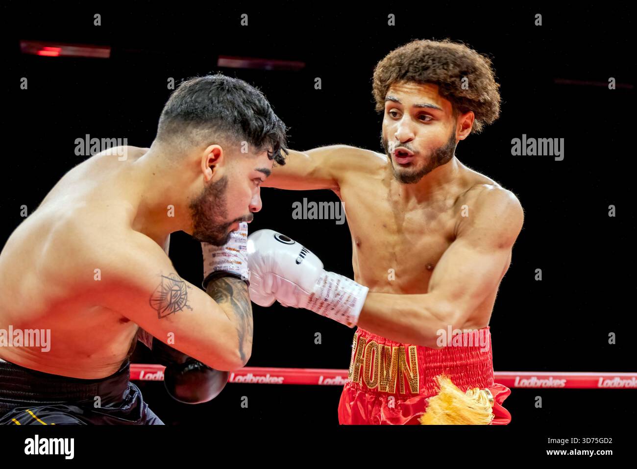 Brighton Centre, Stadt Brighton & Hove, East Sussex, Großbritannien. Boxen als Yuraj Karia (UK) gegen Brandon Gallardo Vargas (Arg) Weltergewicht Wettbewerb im Brighton Centre für 8 Runden, in denen Yuraj Karia nach einer Punkteentscheidung gewann. 21. November 2025 David Smith/Alamy Stockfoto