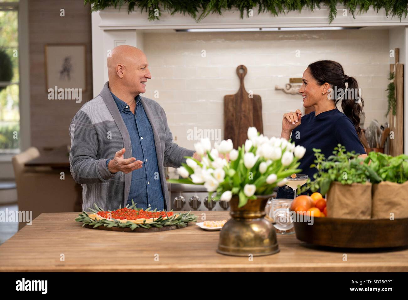 ERSCHEINUNGSDATUM: 3. Dezember 2025 TITEL: With Love, Meghan: Holiday Celebration STUDIO: Netflix PLOT: Machen Sie die gemütlichste Zeit des Jahres mit saisonalen Tipps und Tricks von Meghan, Duchess of Sussex. HAUPTROLLE: (L BIS R) TOM COLICCHIO, MEGHAN SUSSEX NUR REDAKTIONELLE VERWENDUNG! Nicht für kommerzielle ZWECKE! Stockfoto