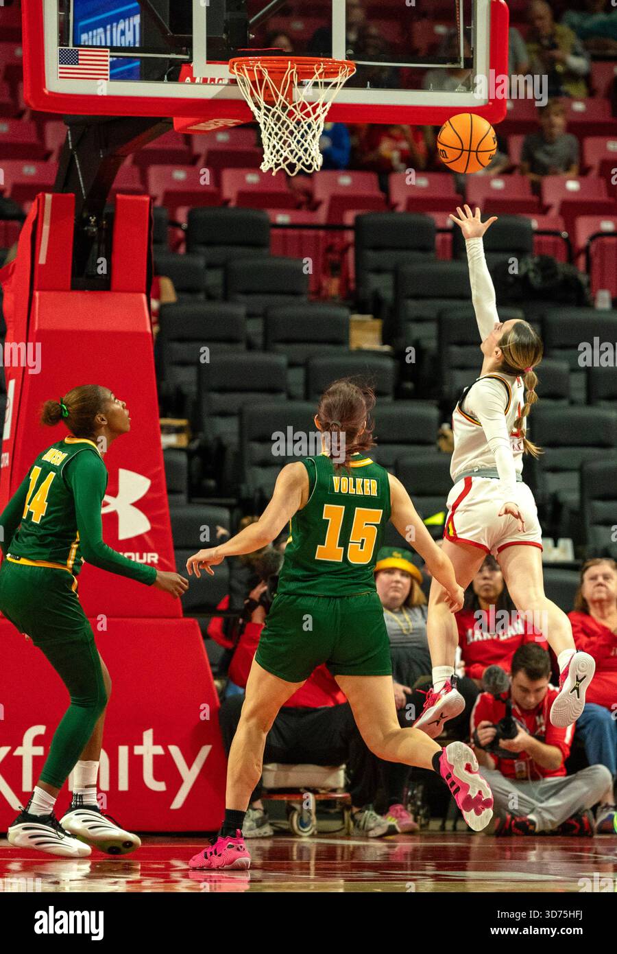 College Park, USA. November 2025. COLLEGE PARK, MD – 23. NOVEMBER: Addi Mack (3), der Wachmann der Maryland Terrapins, wirft einen Schuss während eines Basketballspiels zwischen den Maryland Terrapins und den George Mason Patriots am 23. November 2025 im Xfinity Center in College Park, Maryland. (Foto: Tony Quinn/SipaUSA) Credit: SIPA USA/Alamy Live News Stockfoto