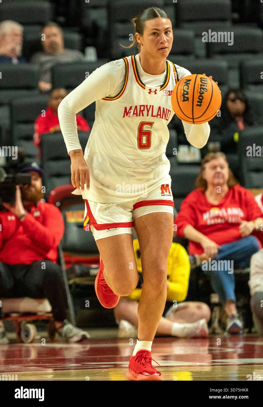 College Park, USA. November 2025. COLLEGE PARK, MD, 23. NOVEMBER: Maryland Terrapins schützen Saylor Poffenbarger (6) beim Angriff während eines Basketballspiels zwischen den Maryland Terrapins und den George Mason Patriots am 23. November 2025 im Xfinity Center in College Park, Maryland. (Foto: Tony Quinn/SipaUSA) Credit: SIPA USA/Alamy Live News Stockfoto