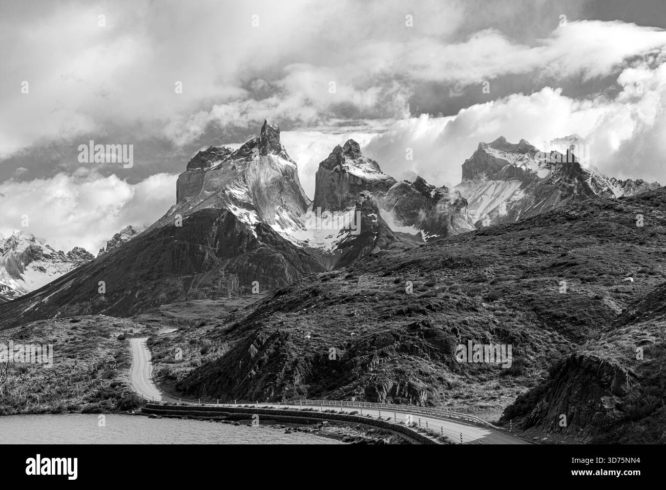 Schwarz-weiß-Blick auf Granitgipfel und Gletschergelände im Torres del Paine Nationalpark, Patagonien, Chile. Stockfoto