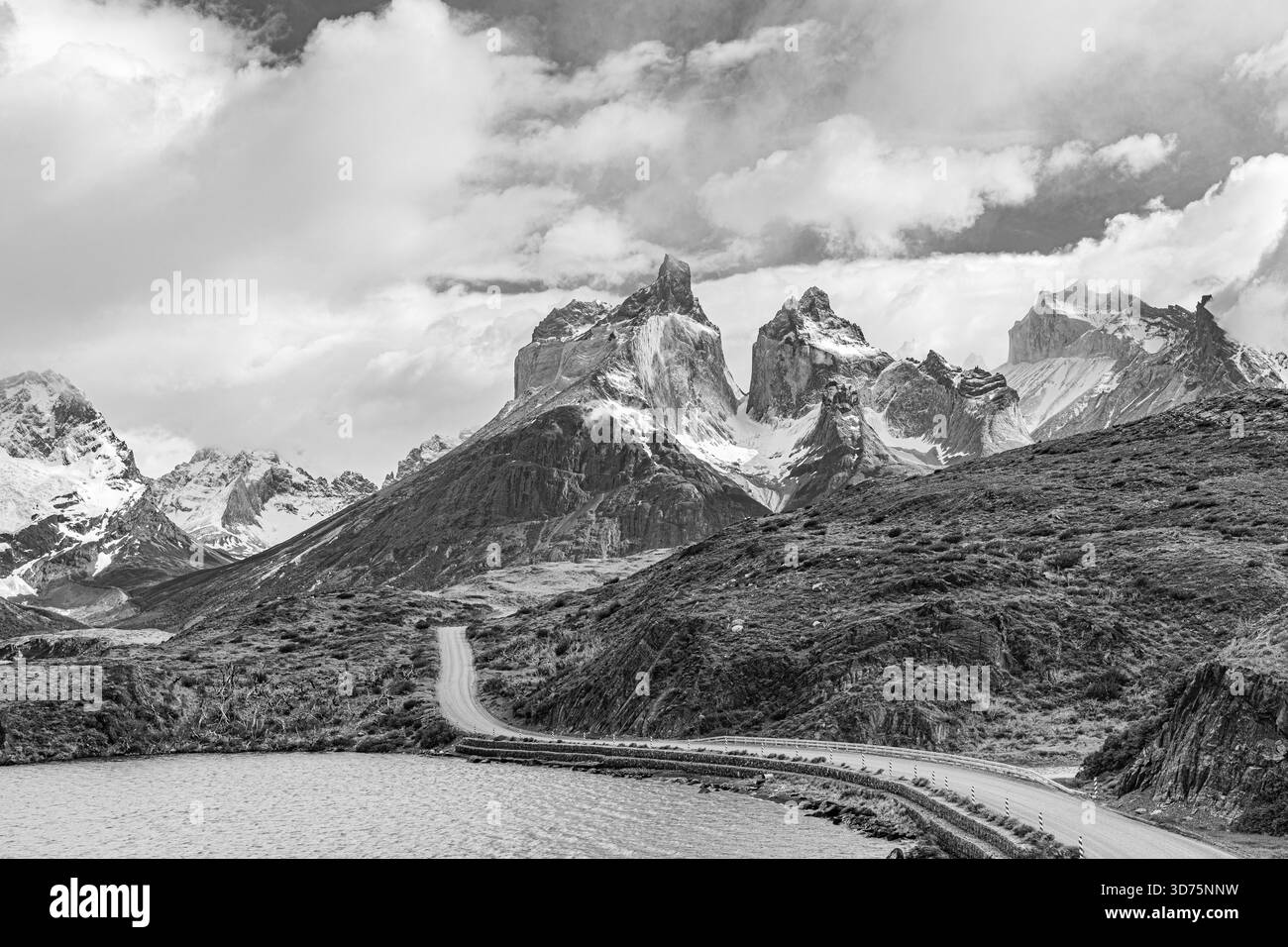 Einfarbige Landschaft mit gewundenen Straßen und zerklüfteten Granitgipfeln im Torres del Paine Nationalpark, Patagonien. Stockfoto