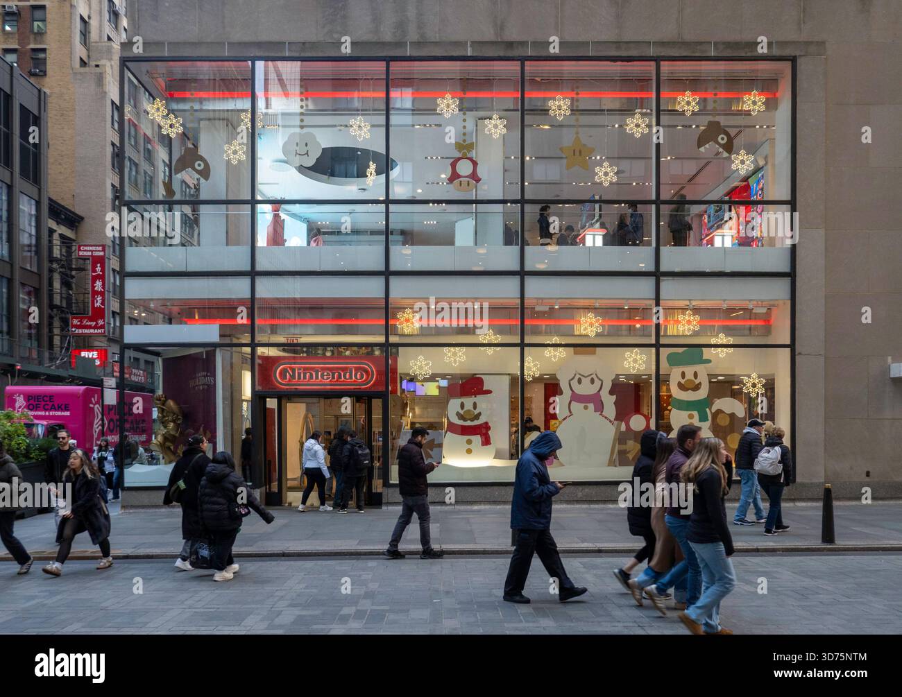 Der Nintendo New York Store im Rockefeller Center ist ein beliebtes Reiseziel für alle Altersgruppen, 2025 in New York City, USA Stockfoto