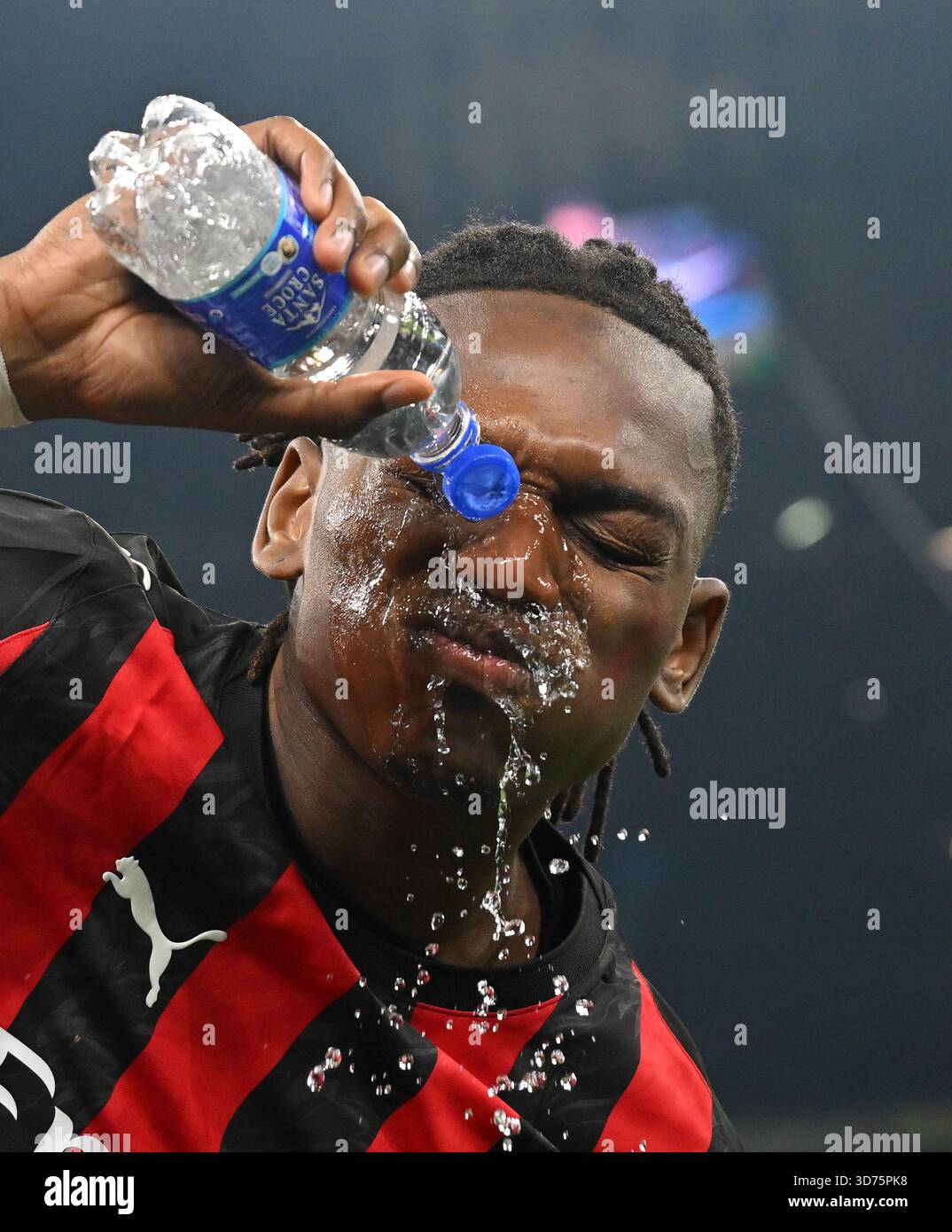 Mailand, Italien. November 2025. Rafael Leao von AC Mailand erfrischt sich vor einem Fußballspiel der Serie A zwischen Inter Mailand und AC Mailand am 23. November 2025 in Mailand. Quelle: Alberto Lingria/Xinhua/Alamy Live News Stockfoto