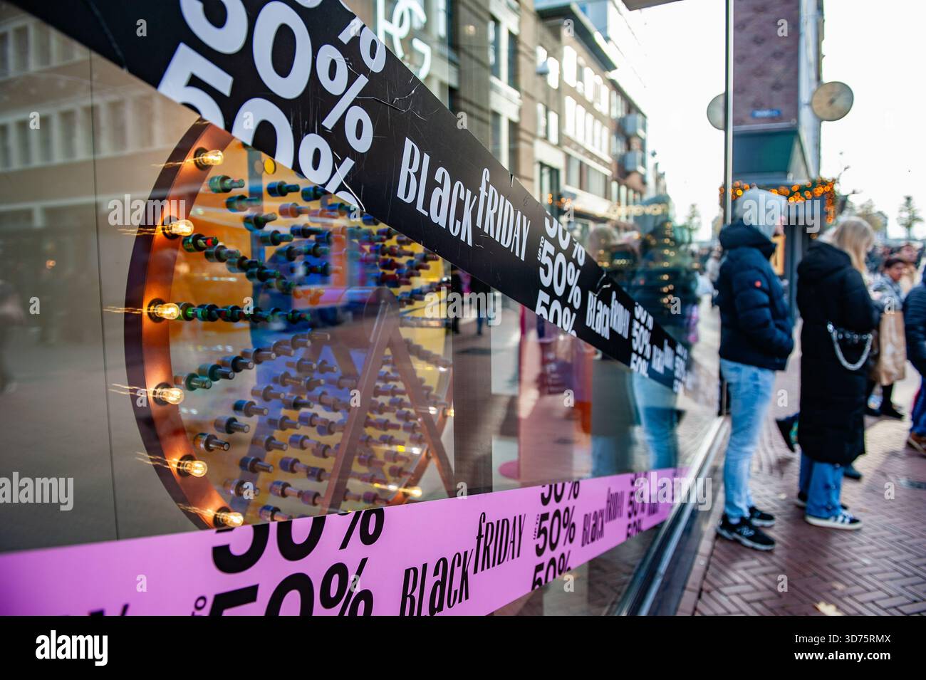 Nijmegen, Niederlande. November 2025. Der Beauty Store „Pink Gellac“ ist komplett mit Black Friday Stickern dekoriert. Am Wochenende vor dem Black Friday sind die Geschäfte bereits mit Verkäufen geschmückt. Etwa ein Drittel der Einwohner der Niederlande verzögern den Kauf, um am Black Friday ein besseres Angebot zu erhalten. Niederländische Geschäfte bieten in den Niederlanden große Black Friday-Verkäufe an, von Elektronik, Spielzeug und Möbeln bis hin zu Kleidung, Turnschuhen und Schmuck. Black Friday 2025 ist am 28. November, aber die meisten Angebote sind bereits verfügbar. Quelle: SOPA Images Limited/Alamy Live News Stockfoto