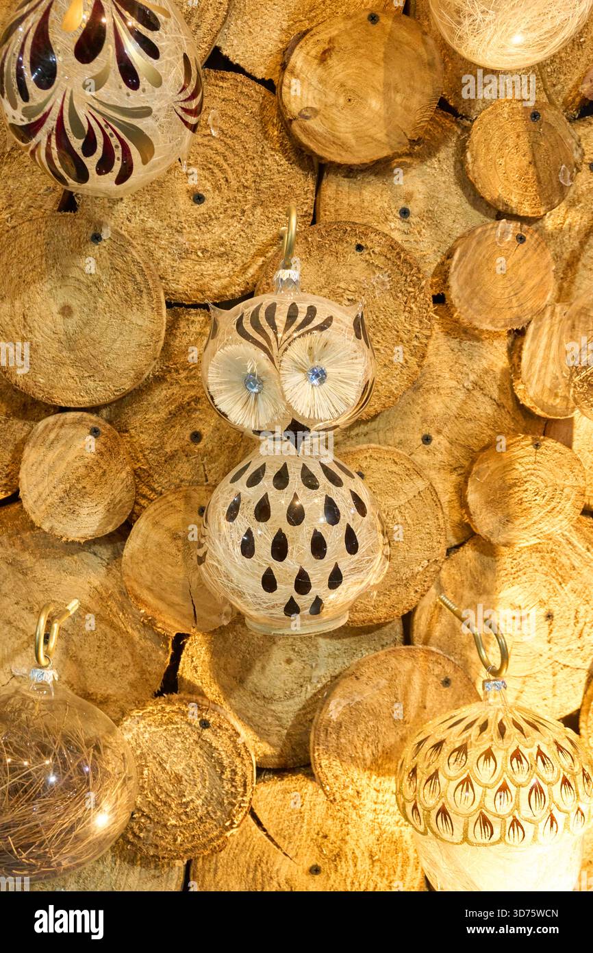 Eine Sammlung von hölzernen Ornamenten, darunter eine große Eule, ist an einer Wand zu sehen. Die Eule ist die größte. Mexiko, Puebla, Chignahuapan, dekorative Chr Stockfoto