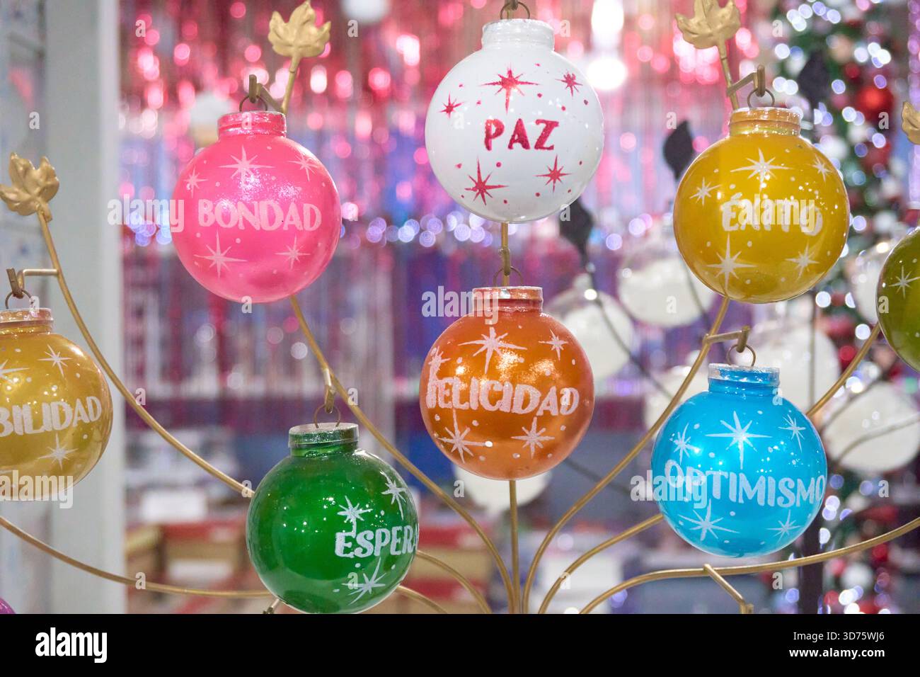 Ein Baum mit Weihnachtsschmuck mit einer Vielzahl von Farben und Wörtern darauf geschrieben. Die Worte sind auf Spanisch. Mexiko, Puebla, Chignahuapan, dekoratives C Stockfoto