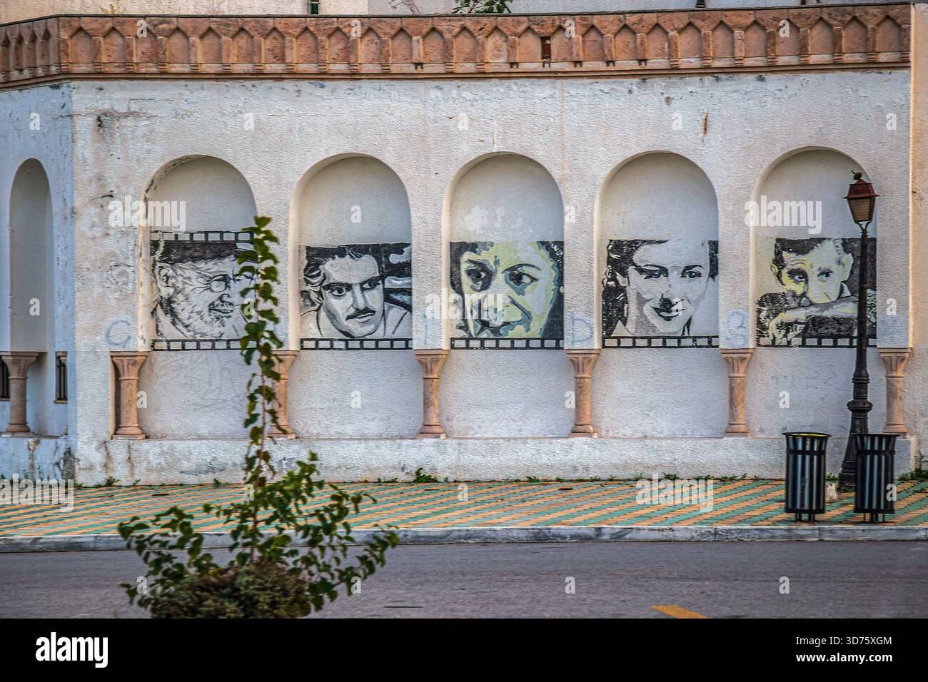 NABEUL, TUNESIEN - 29. OKTOBER 2025: Fassade des lokalen Kulturzentrums mit einer Reihe von Porträts berühmter lokaler Kulturfiguren. Stockfoto