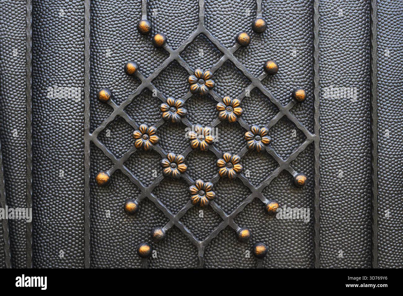 Schmiedeeisernes Zauntor mit elegantem Blumenmuster und dekorativer Metallverarbeitung mit komplizierten ornamentalen Details. Stockfoto
