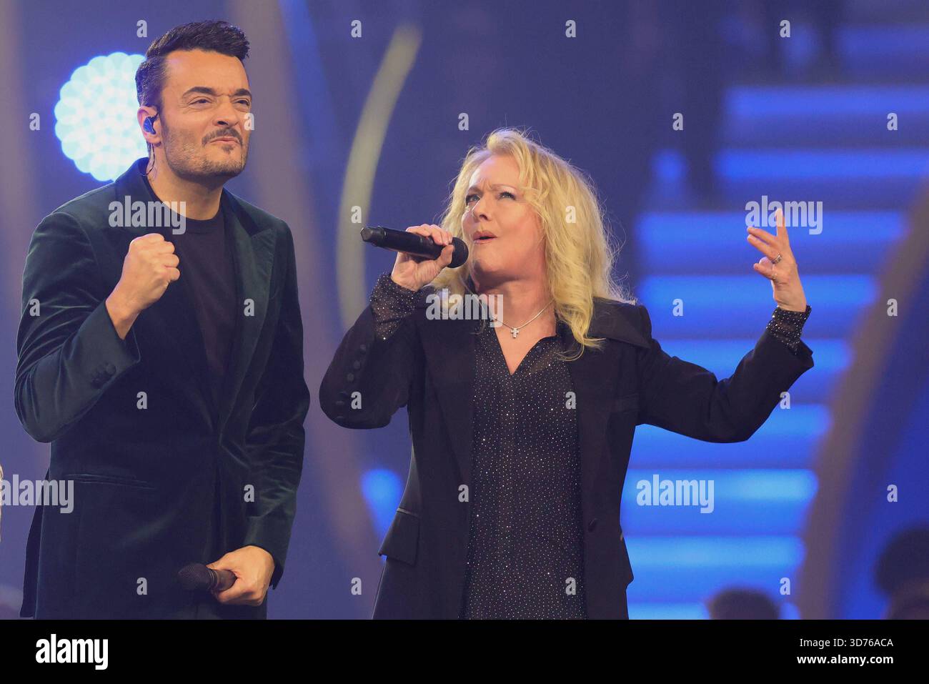 Die Giovanni Zarrella Show - Wir sagen Dankeschön Giovanni Zarrella mit Nicole. Giovanni Zarrella mit MDie Giovanni Zarrella Show. ZDF-Live Sendung vom 22.11.2025 in der Baden-Arena Offenburg unter dem Motto Wir sagen Dankeschön. Offenburg, Baden-Württemberg, Deutschland. *** Die Giovanni Zarrella Show Wir sagen Dankeschön Giovanni Zarrella mit Nicole Giovanni Zarrella mit MDie Giovanni Zarrella Show ZDF Live-Übertragung vom 22 11 2025 in der Baden Arena Offenburg unter dem Motto Wir sagen Dankeschön Offenburg, Baden Württemberg, Deutschland Stockfoto