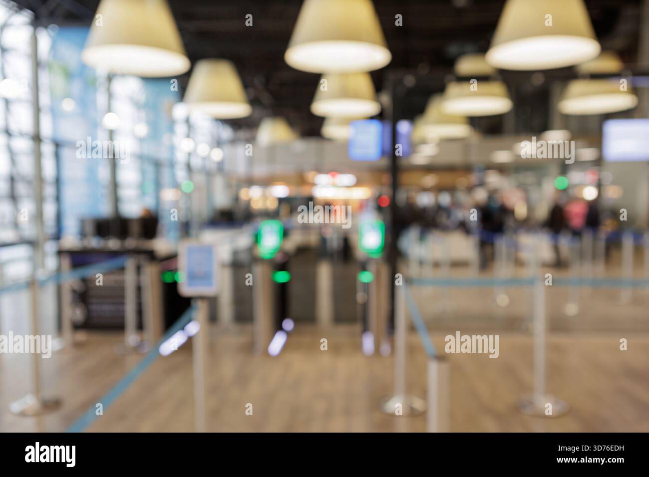 Verschwommener Sicherheitsbereich am Flughafen mit Schranken und Deckenleuchten. Hochwertige Fotos Stockfoto