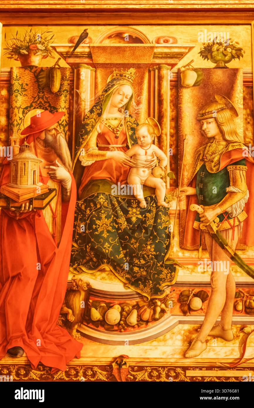 Gemälde mit dem Titel „La Madonna della Rondine (Madonna der Schwalbe)“ von Carlo Crivelli aus dem Jahr 1490 Stockfoto