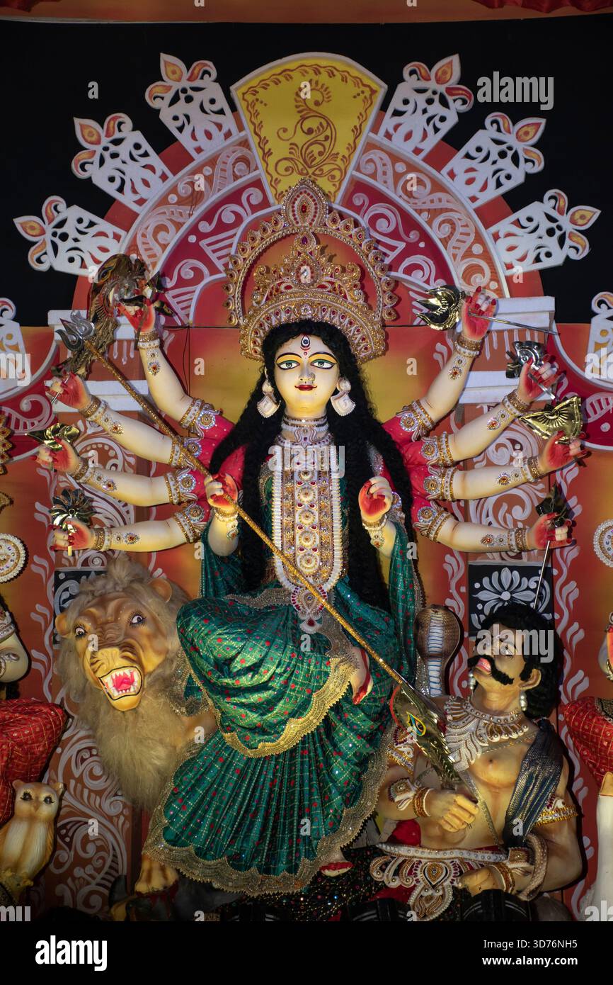 Idol der Göttin Durga in Durga Puja 2025 organisiert von Rajapukur Lane-Momin Road-Jamal Khan Puja Udjapan Parishad, Chattogram, Bangladesch. Stockfoto