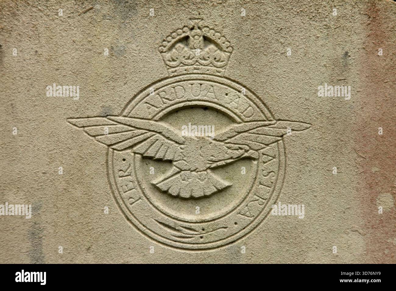 Das Wappen der Royal Air Force auf dem Grabstein des Commonwealth war. Stockfoto