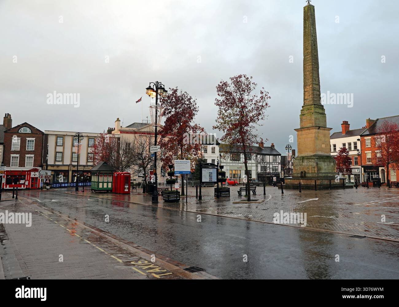 Blick auf den Ripon Market Place an einem kalten, nassen Montagmorgen Stockfoto