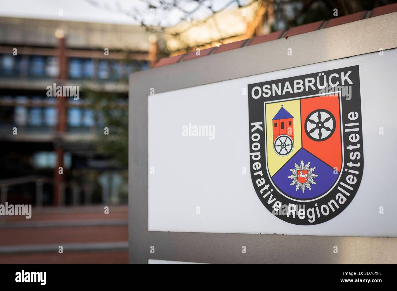 Schild Kooperative Regionalleitstelle Osnabrück. Beheimatet im Kreishaus des Landkreises Osnabrück. Feuerwehr Rettungsdienst und Polizei in einer gemeinsamen Leitstelle. Symbolfoto die Rettungsleitstelle erhält alle Notrufe bei Feuer oder Unfälle im Landkreis Osnabrück. Sie informieren die nächste Feuerwehr oder den nächstgelegenen Hilfs- oder Rettungsdienst und unterstützt die Koordination der Rettungsmaßnahmen. 23.11.2025 Kreishaus Landkreis Osnabrück *** Schild Kreisleitstelle Osnabrück im Kreisverwaltungsgebäude Feuerwehr, Rettungsdienst Stockfoto