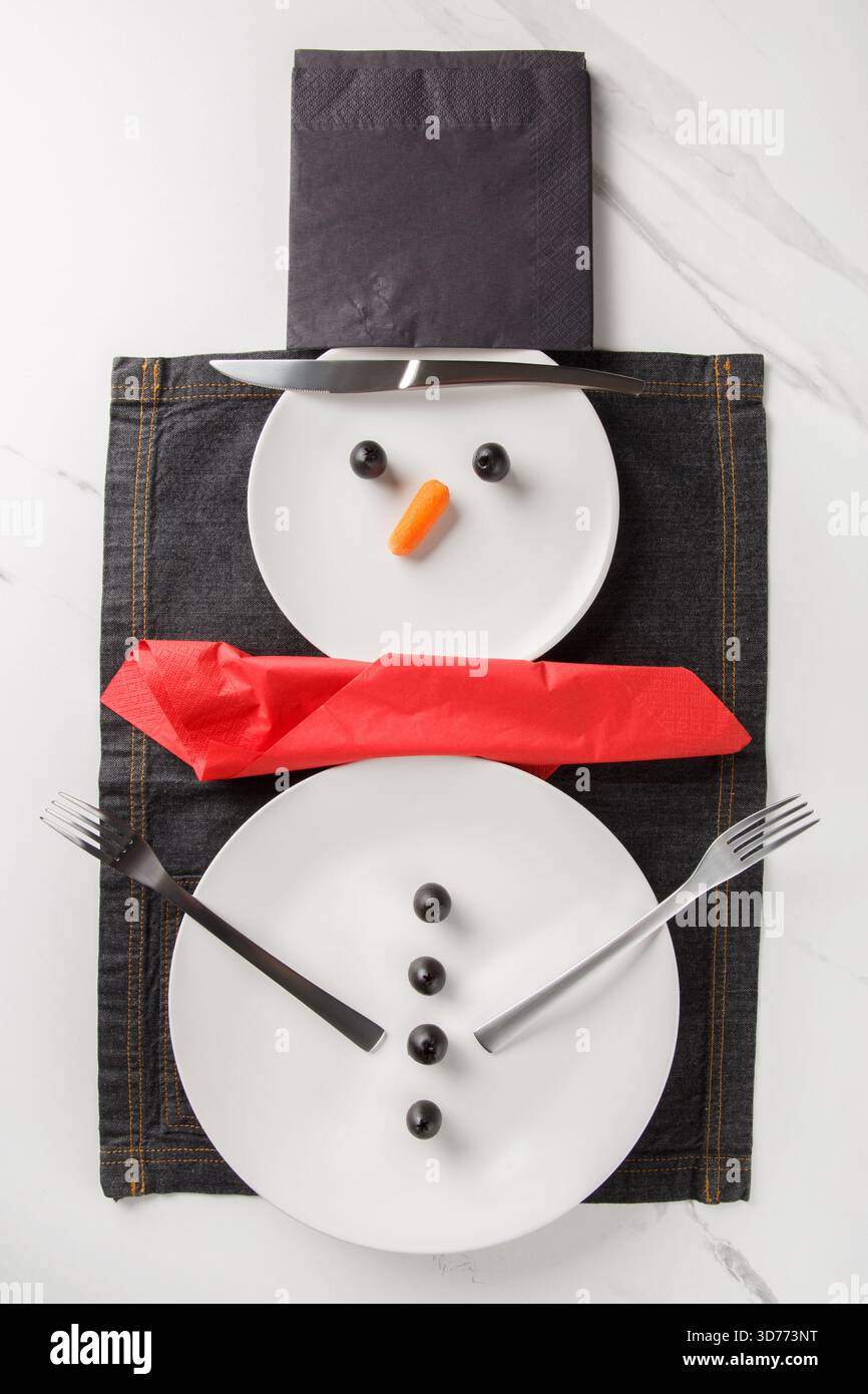 Ein wunderschöner Weihnachts- oder Silvestertisch mit einem Schneemann. Von oben gesehen, vertikal. Stockfoto