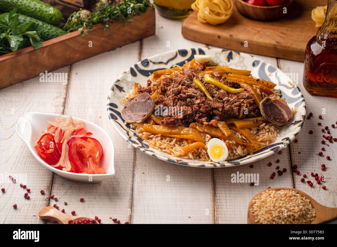Traditionelles Pilaw mit Fleisch und Gemüse Stockfoto