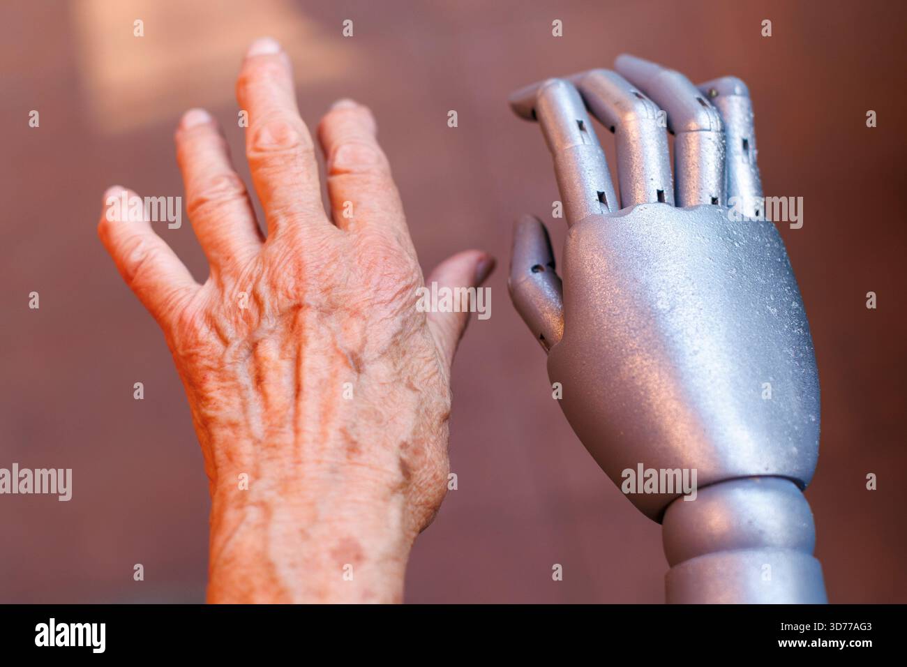 Menschliche Hand und Roboter Hand an Seite Stockfoto
