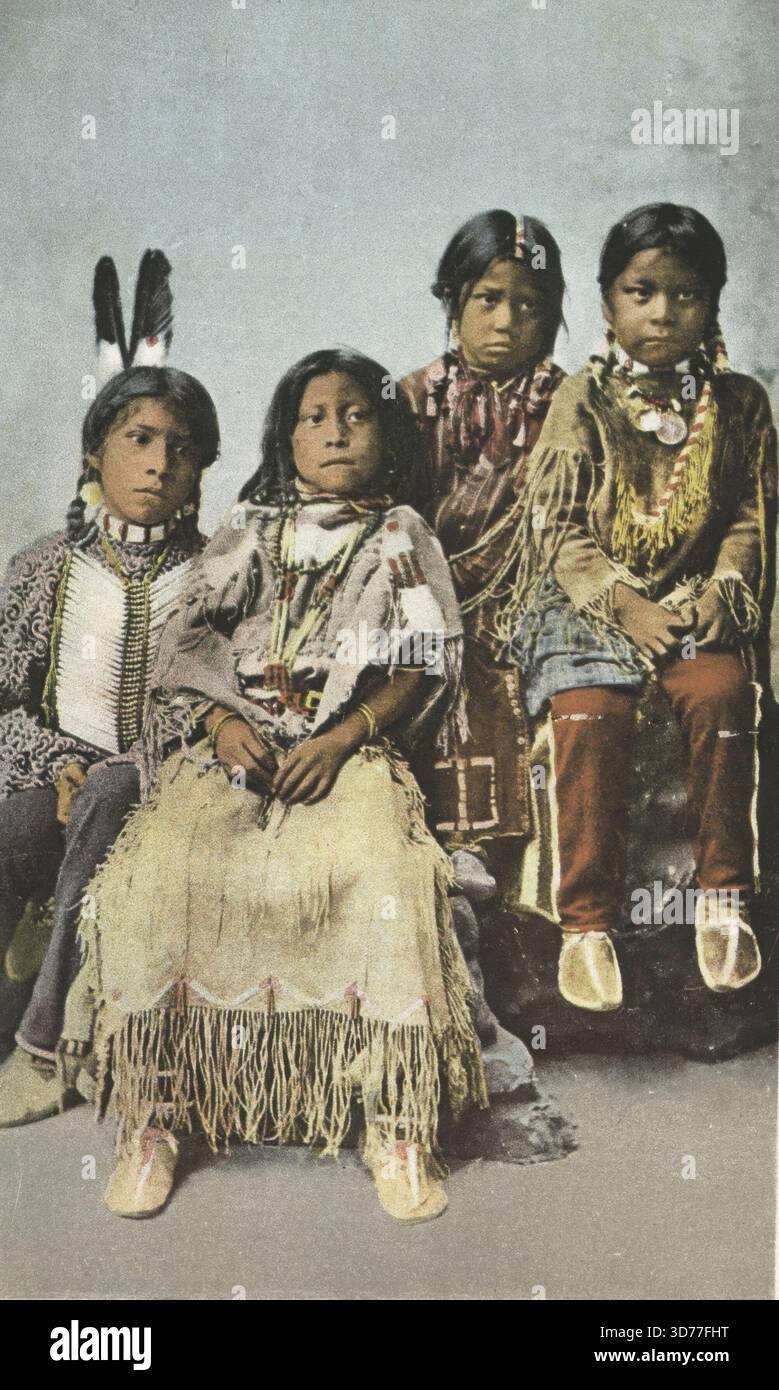 Ute Children, Indianer, 1898 - 1931. Veröffentlicht von der Detroit Publishing Company zwischen 1900 und 1902. Mit Jungen und Mädchen aus der Ute-Indianer-Gemeinde, die ihre Kleidung und Kleidung hervorheben. Das Werk besteht aus fotomechanischen Offsetdrucken Stockfoto