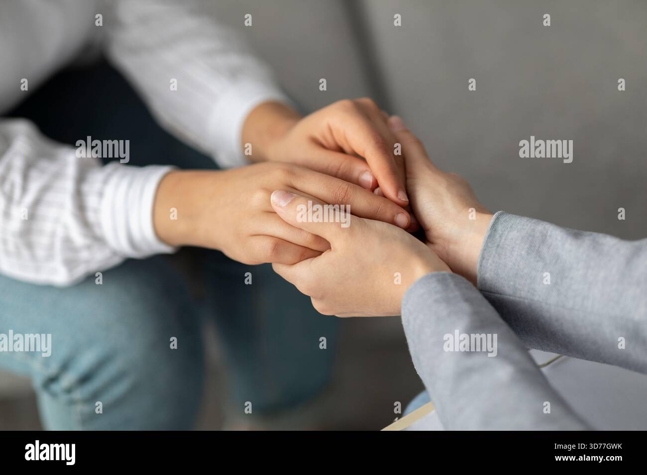 Psychotherapeut bietet Unterstützung für junge Frau während einer emotionalen Therapiesitzung Stockfoto