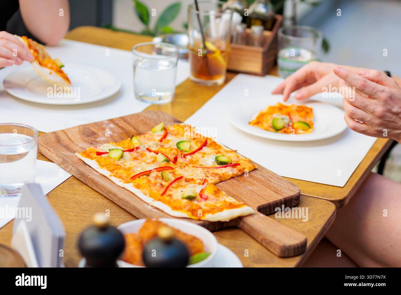 Die Leute essen Fladenbrot-Pizza Stockfoto