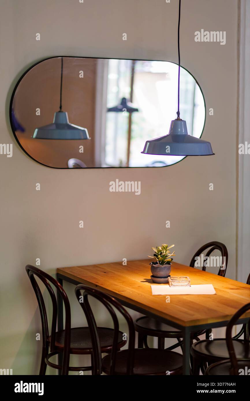 Gemütlicher Essbereich mit eleganter Einrichtung und warmer Beleuchtung in modernem Restaurant Stockfoto