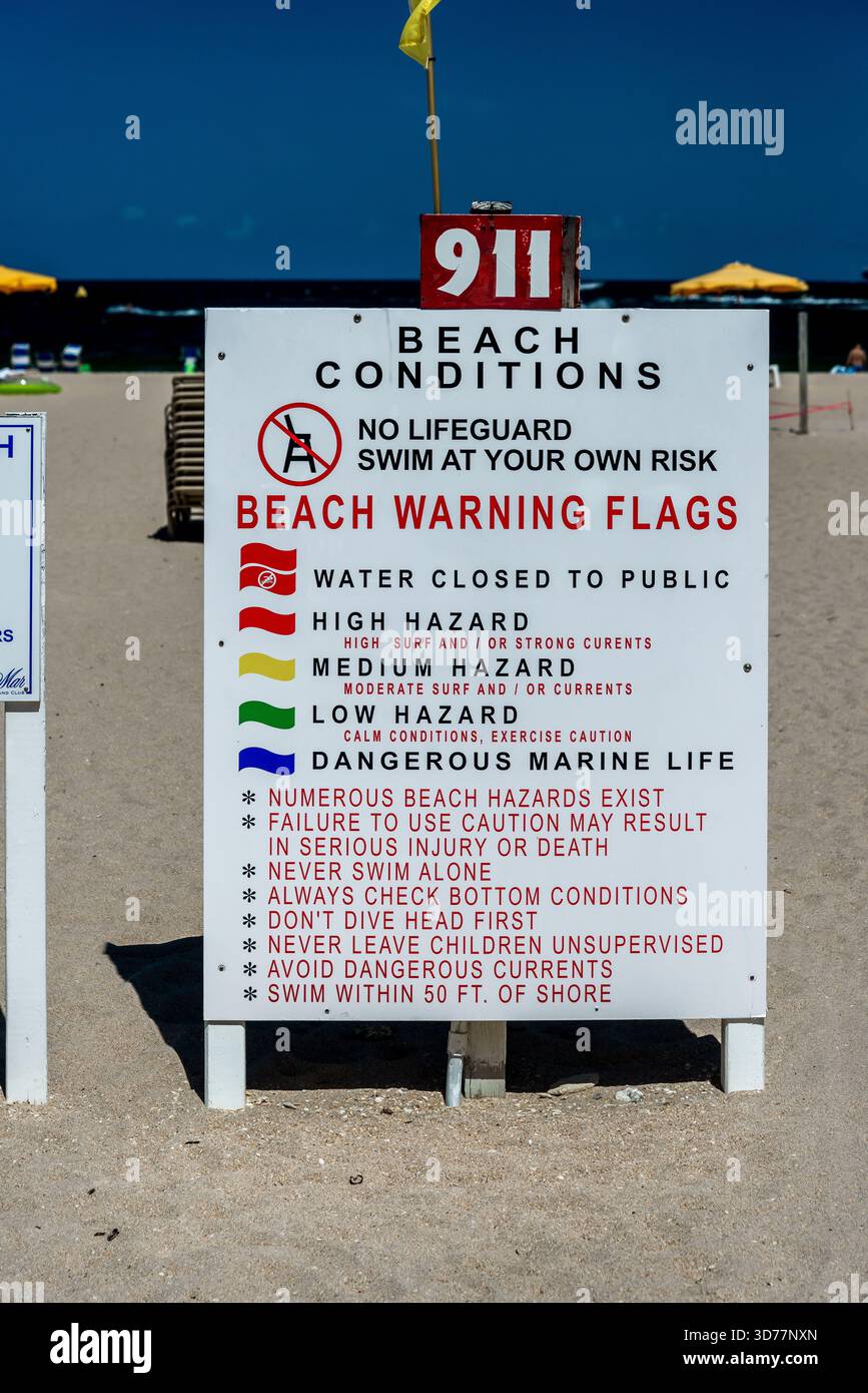 Strandschild mit Strandregeln. Stockfoto