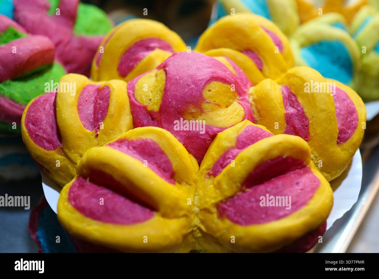 Rosafarbener gelber Lotus aus biologisch abbaubarem Schimmelbrot. Ein lebendiges Öko-Handwerk, ideal für Festivalthemen, Kreativität für Kinder und nachhaltige Designkonzepte. Stockfoto