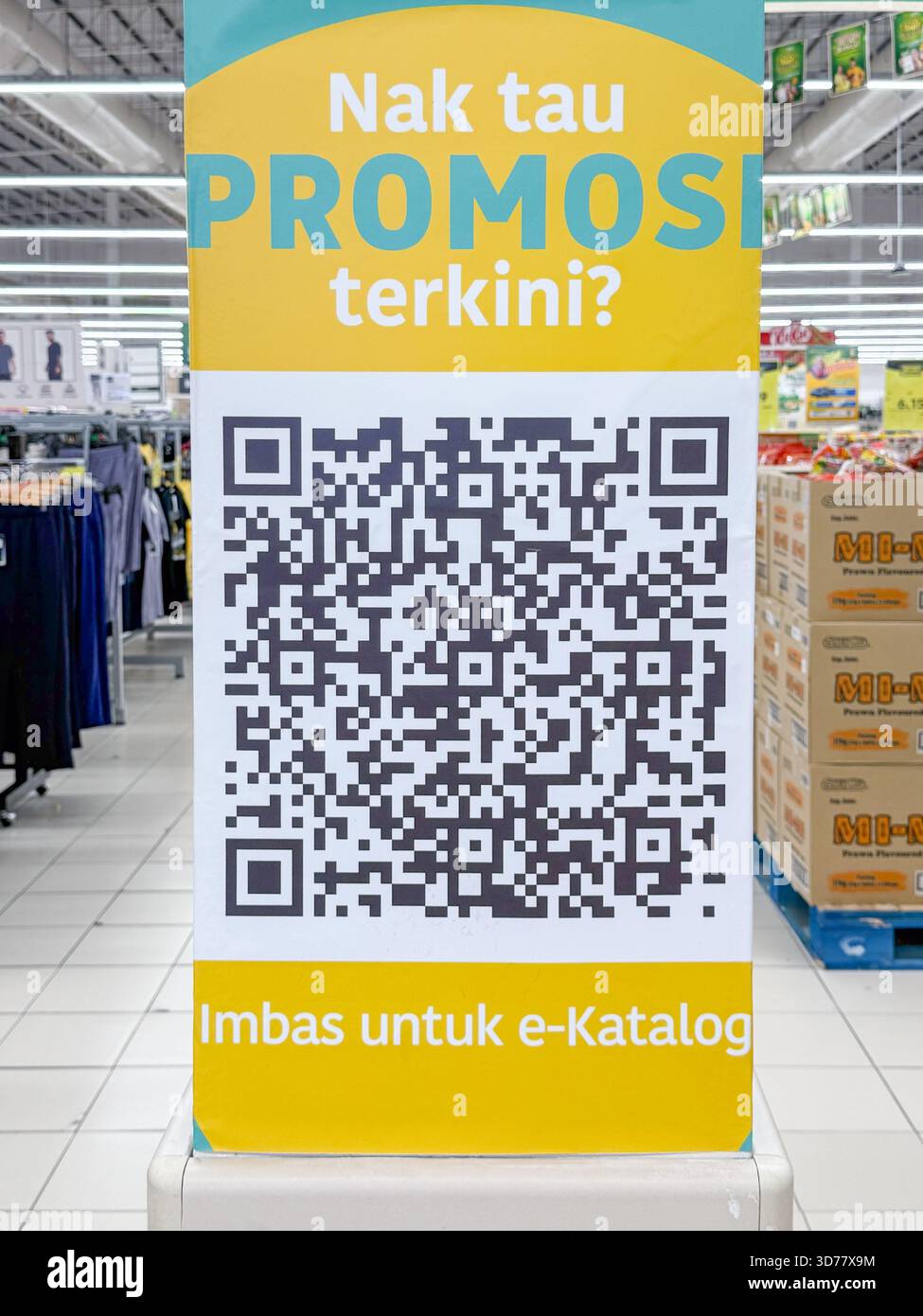 Penang, Malaysia – 19. April 2025: Ein Werbeschild enthält einen großen QR-Code, in dem Kunden gefragt werden, ob sie aktuelle Werbeaktionen erfahren möchten Stockfoto