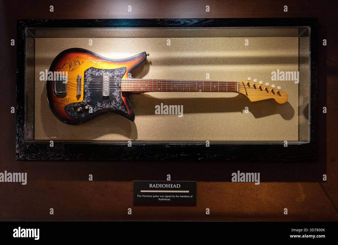Eine von Radiohead signierte Harmonie-Gitarre, ausgestellt im Hard Rock Cafe, London Piccadilly. Stockfoto