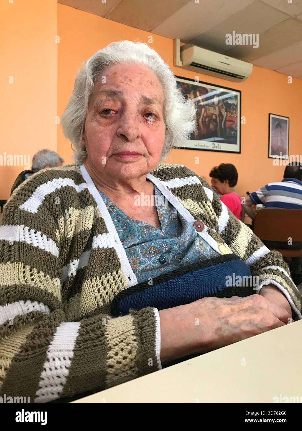 Alte Dame in einem Pflegeheim. Stockfoto