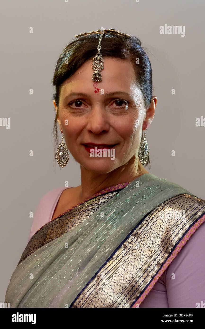 Porträtaufnahme einer Frau in traditionellem indischem Schmuck und einem wunderschönen Sari Stockfoto