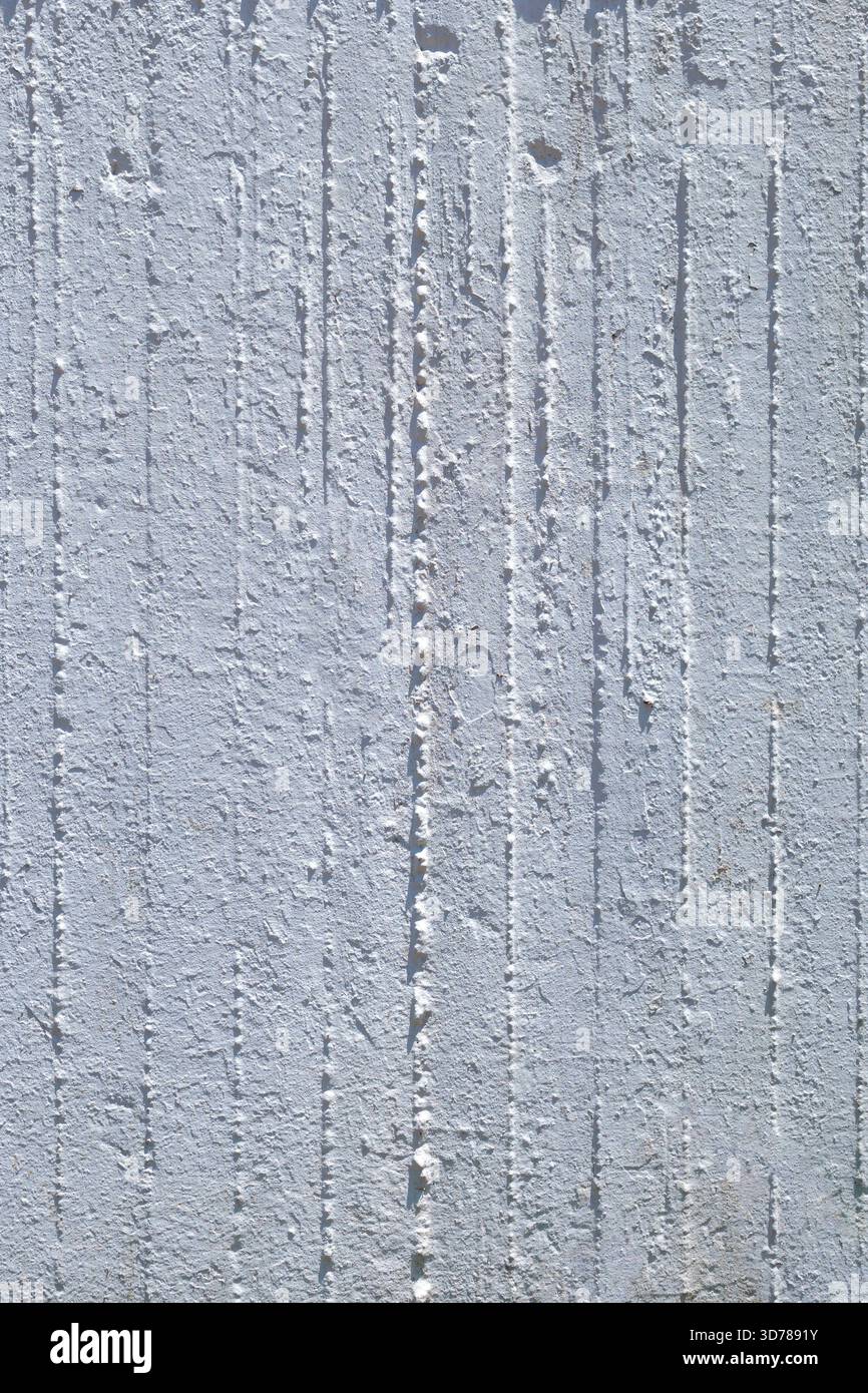 Betonwand mit vertikalen Linien Stockfoto