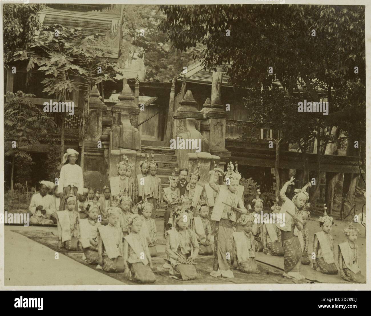 Burmesische Pway-Tänzerinnen, die vor H.R.H. Prince Albert Victor im Mandalay, 1889, auftraten. Das Bild zeigt architektonische Dekorationen und Ornamente, die für Burma charakteristisch sind, wobei der Schwerpunkt auf Tänzern in traditioneller Kleidung liegt. Das Foto misst 21 x 27 cm und wird als Albumenabdruck präsentiert Stockfoto