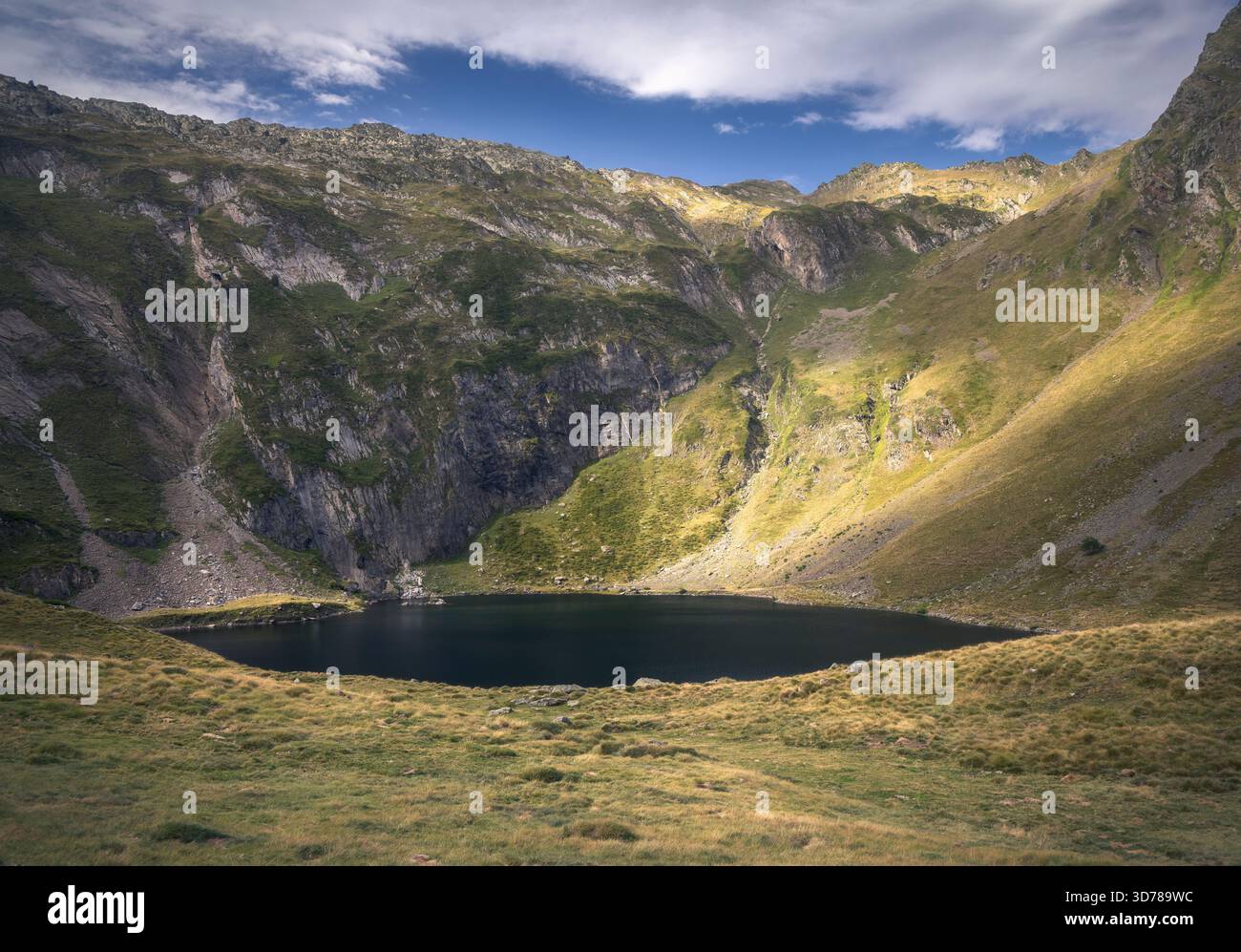 Die ruhigen Gewässer des Escunhau-Sees spiegeln die umliegenden Berge in Vall d'Aran, Katalonien, wider. Ein perfekter Ort für Naturliebhaber und Wanderer, die tran suchen Stockfoto